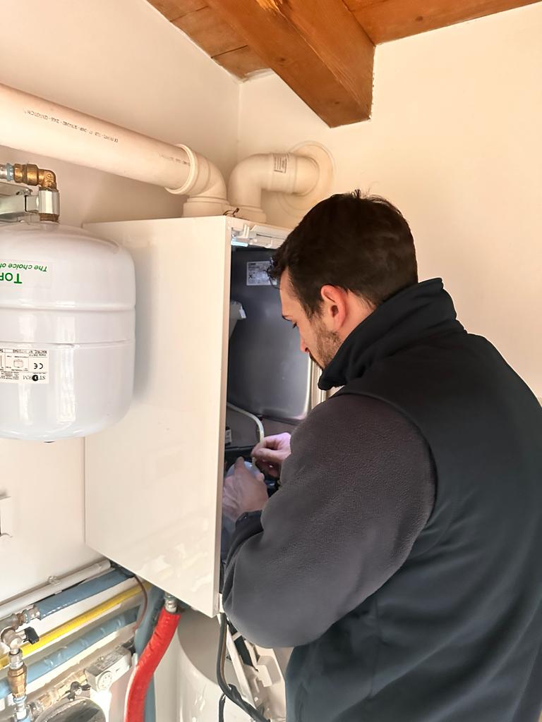 Tecnico IDRA al lavoro su una caldaia aperta durante un controllo programmato