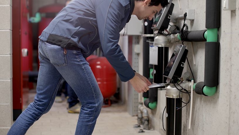 Tecnico IDRA al lavoro su un impianto di trattamento del calcare