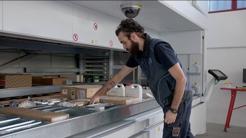 Un tecnico IDRA al magazzino verticale automatizzato