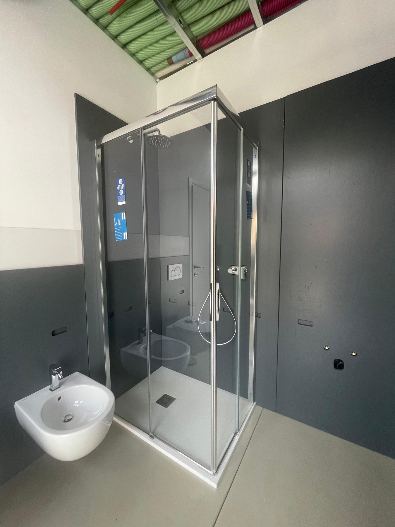 Bagno completo con doccia e sanitari sospesi nel laboratorio IDRA
