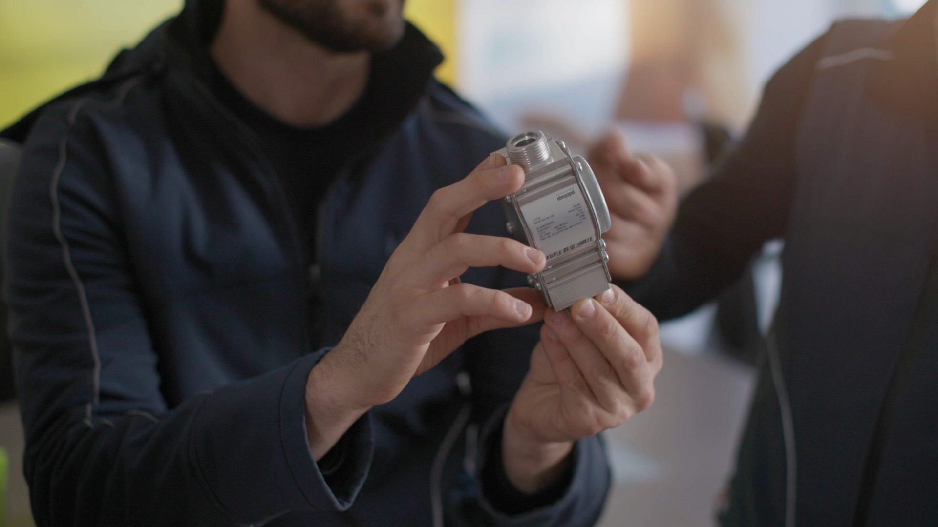 Tecnico IDRA controlla un componente di una caldaia