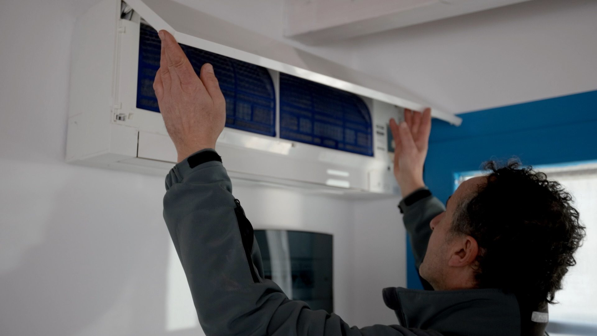 Tecnico IDRA pulisce l'unità interna di un climatizzatore