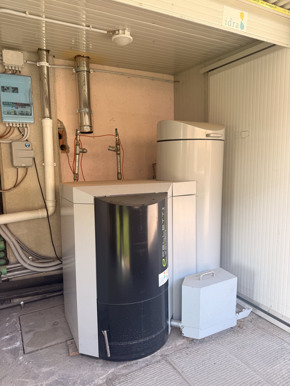 Caldaia a biomassa a pellet installata in un locale tecnico