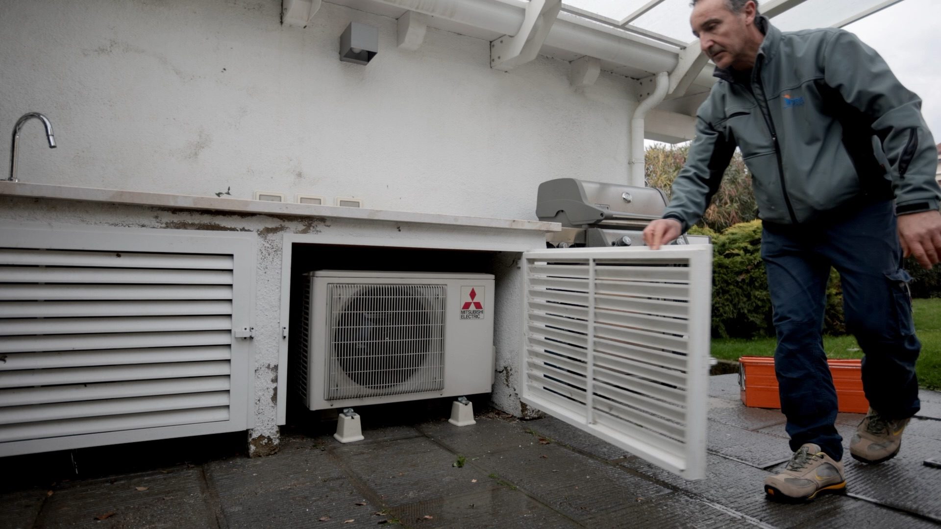 Un tecnico IDRA accanto a una pompa di calore installata