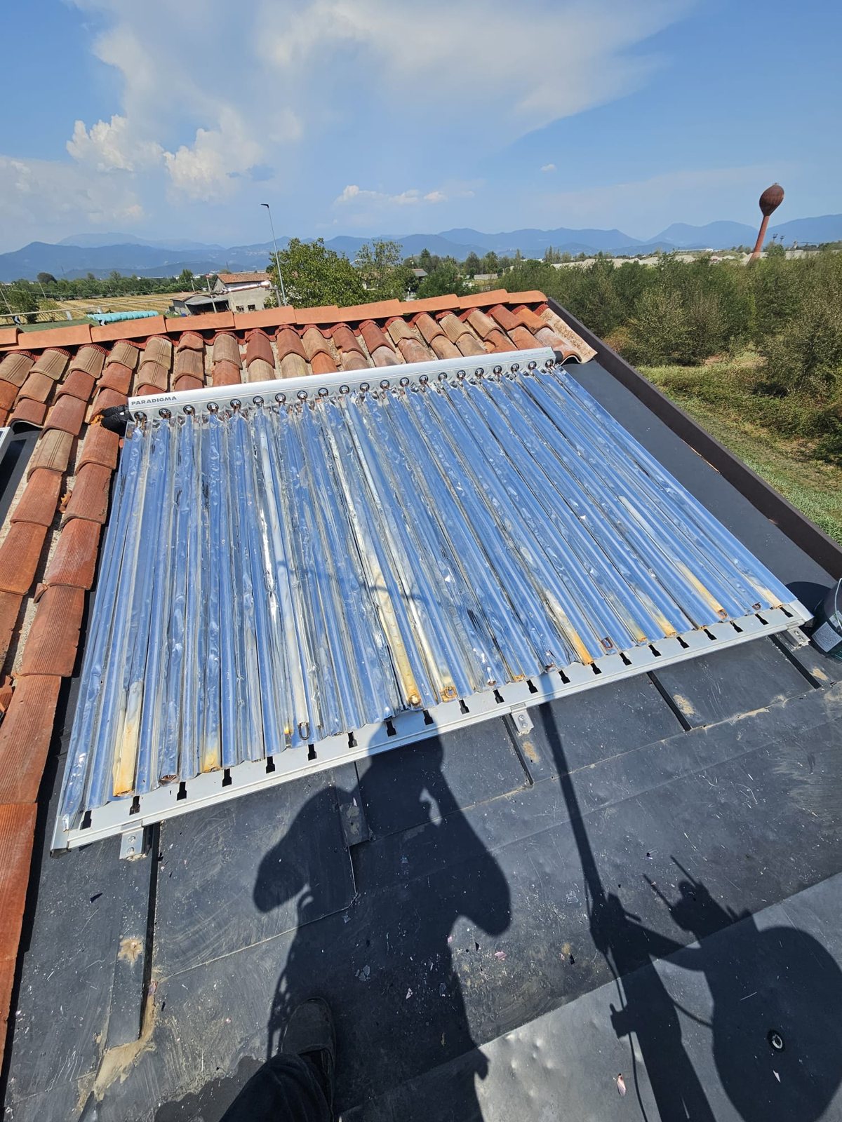 Collettore solare a tubi sottovuoto sul tetto di una casa