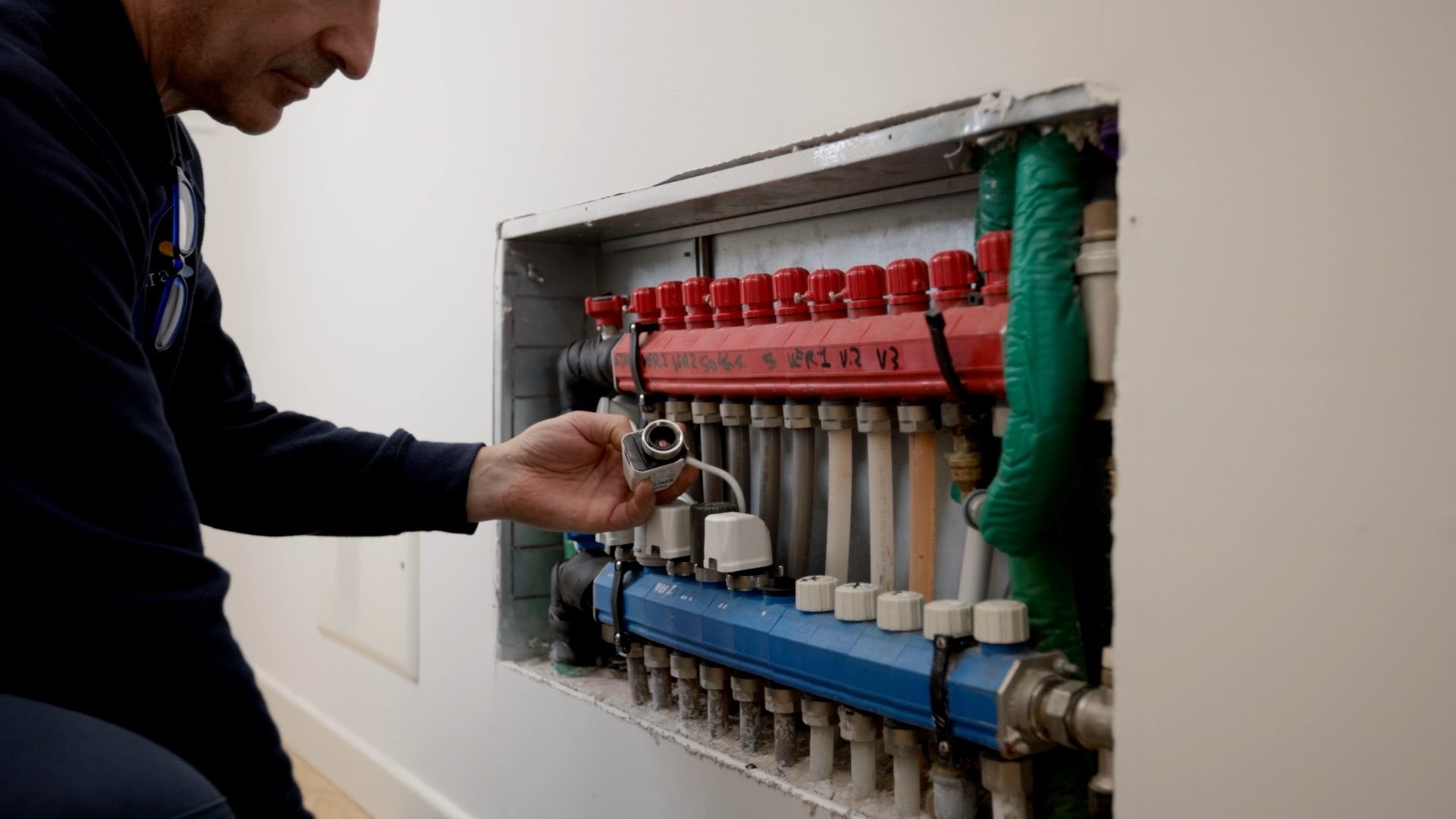 Tecnico IDRA al lavoro su un collettore