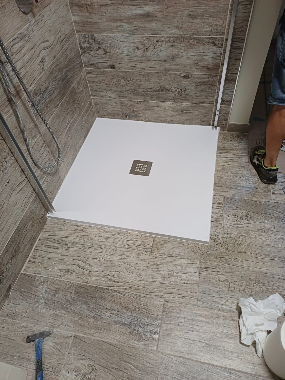 Nuovo piatto doccia installato e piastrelle ripristinate