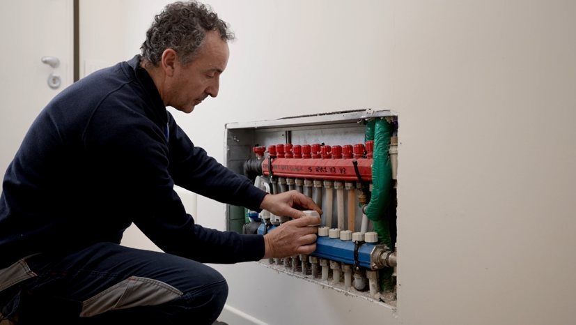 Tecnico IDRA controlla il collettore di un impianto