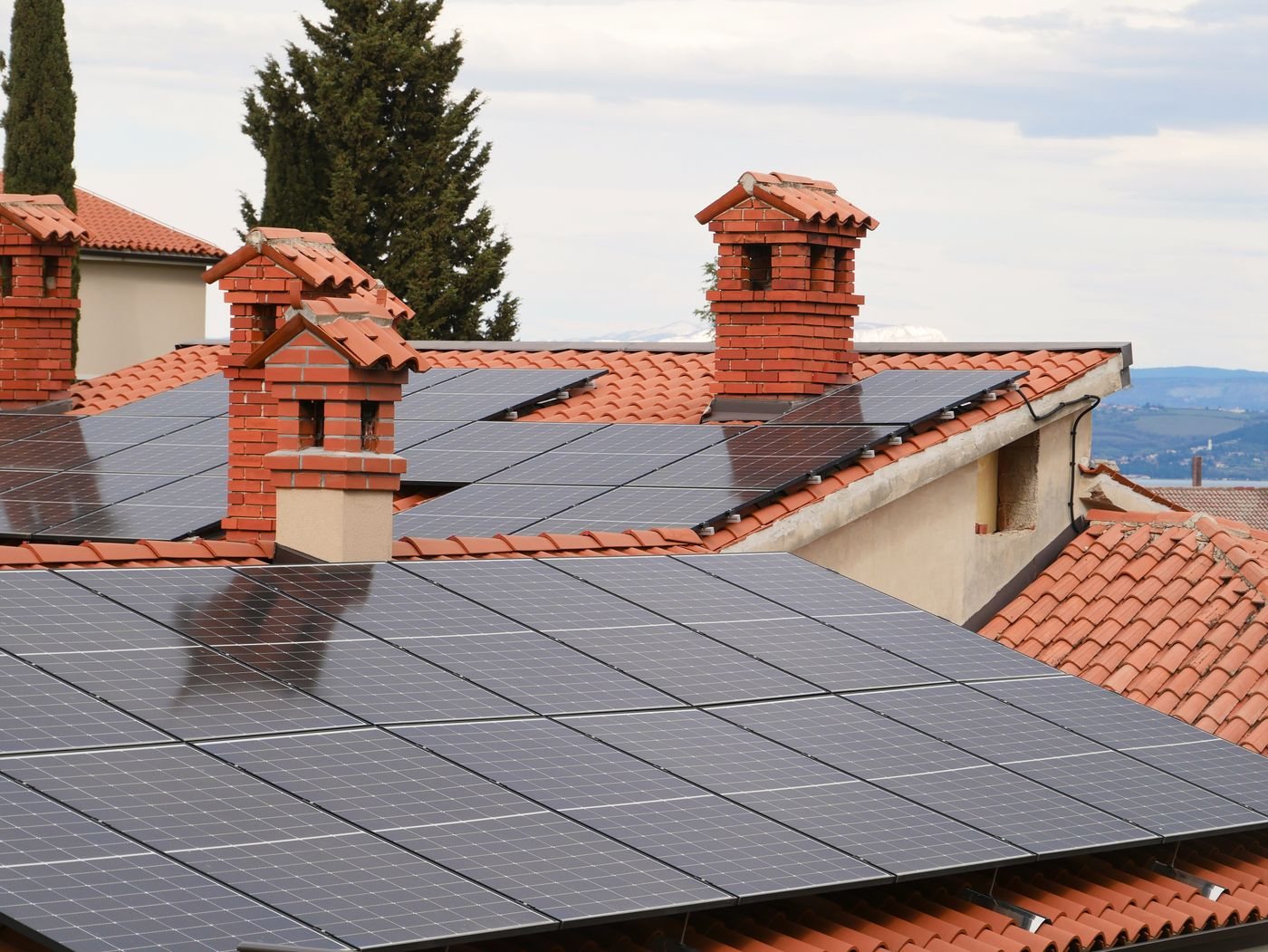 Impianto fotovoltaico su un tetto residenziale con tegole