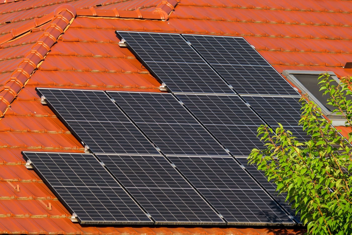 Pannelli fotovoltaici su tetto in tegole, senza batteria